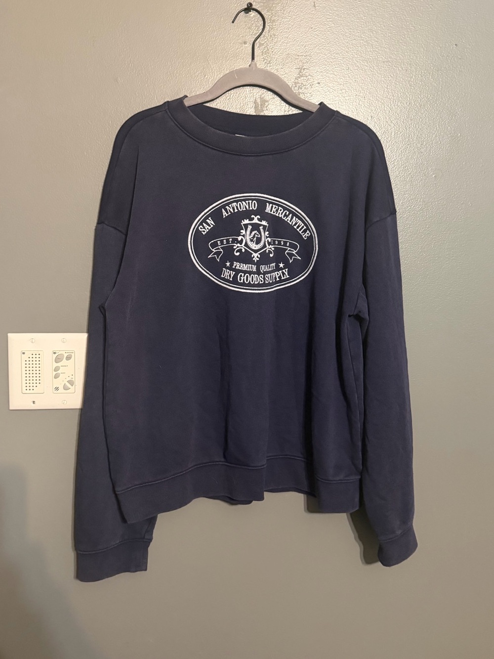 Universal Thread San Antonio Mercantile Graphic Crewneck Sweatshirt Size M Navy